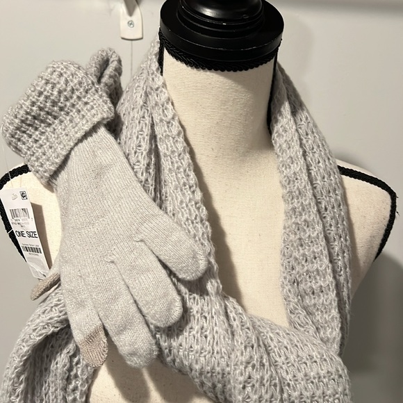 Bundle of Scarves and Gloves - Picture 5 of 12